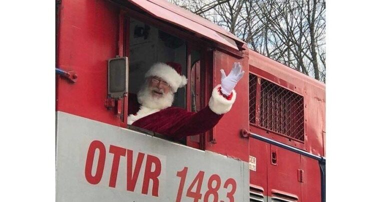 belfastandmooseheadlakerail_santa-express-santa-train-red-engine-wave Belfastandmooseheadlakerail Santa Express Santa Train Red Engine Wave