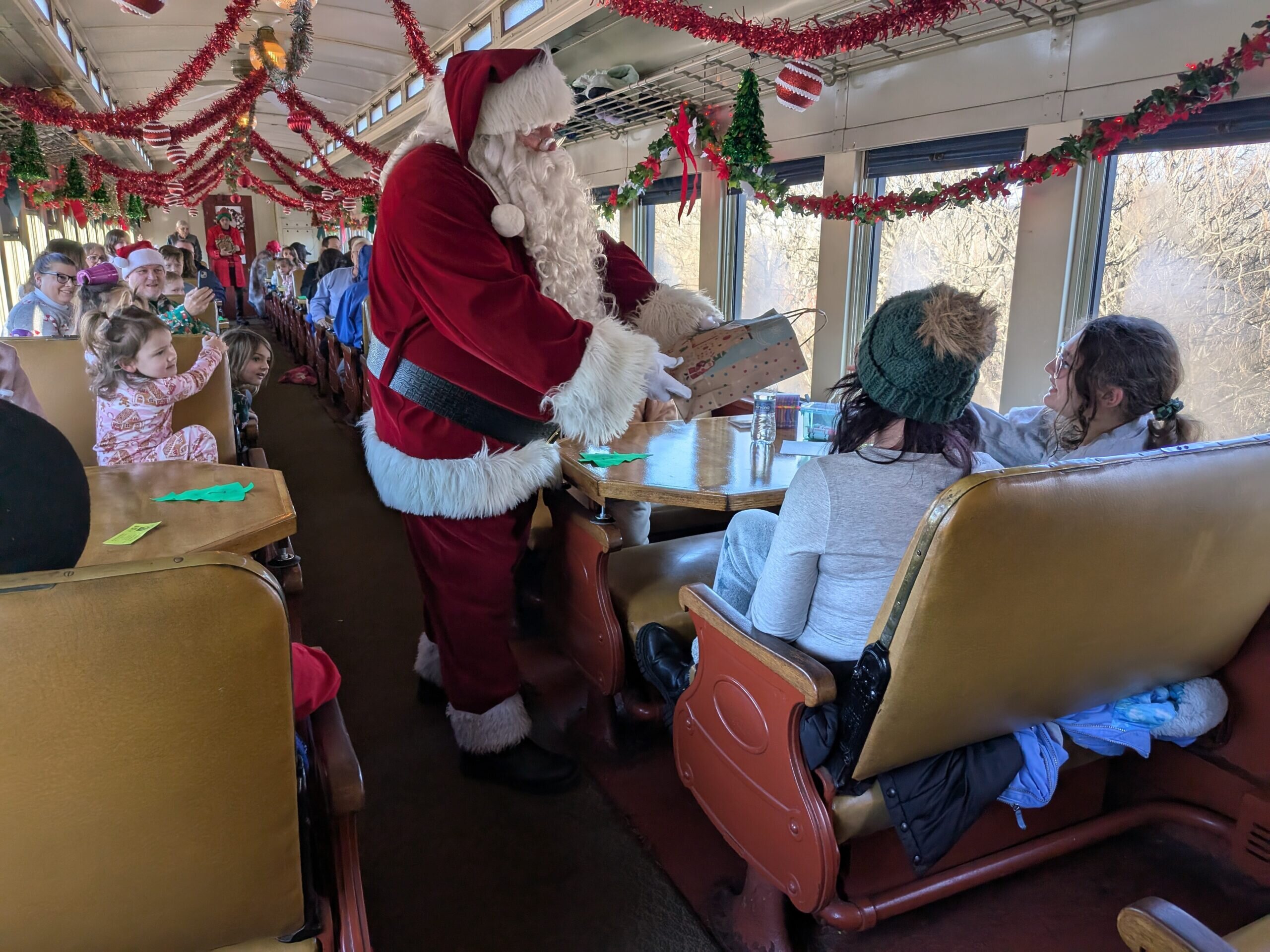 cooperstownandcharlottevalleyrailroad_santa-claus-express-lounge-seats-santa-train-children-ho Cooperstownandcharlottevalleyrailroad Santa Claus Express Lounge Seats Santa Train Children Ho