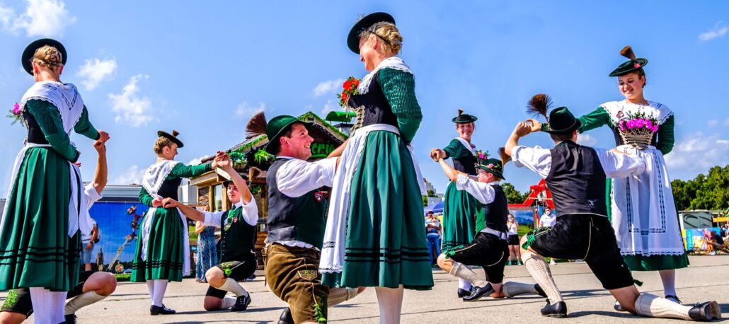 Mthoodrailroad Fall Train Traditional Dancers Green Costumes