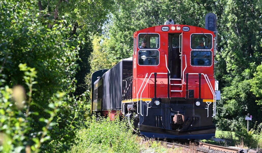 nationalrrmuseum_train-ride-red-train-green-bushes Nationalrrmuseum Train Ride Red Train Green Bushes