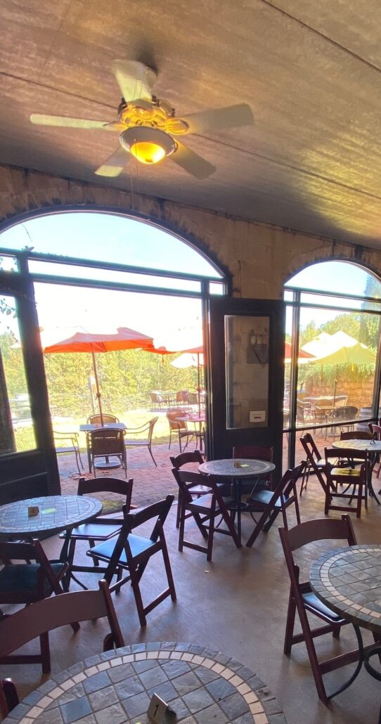 ozanwine_morning-wine-brunch-train-indoor-dining-area-fan-tables Ozanwine Morning Wine Brunch Train Indoor Dining Area Fan Tables E