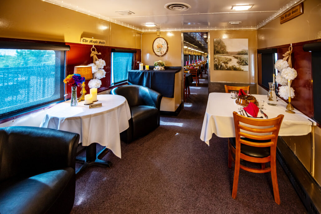 rails-vt_champlain-valley-dinner-train-dinner-train-interior-table-lamps Rails Vt Champlain Valley Dinner Train Dinner Train Interior Table Lamps