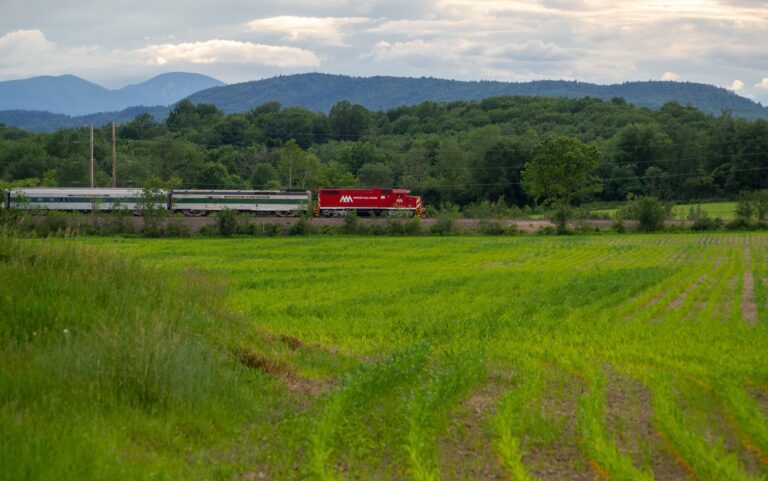 rails-vt_champlain-valley-dinner-train-train-green-field-mountains Rails Vt Champlain Valley Dinner Train Train Green Field Mountains