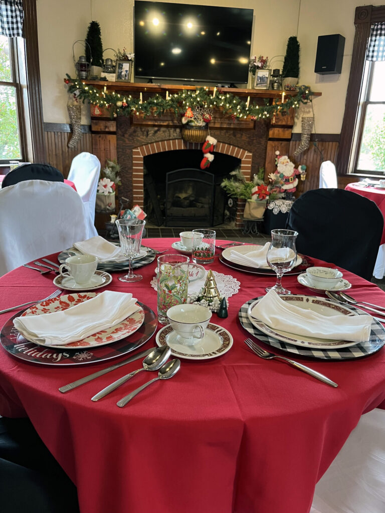 tvrail_new-year-s-eve-dinner-train-dinner-table-red-tablecloth-holiday-decor Tvrail New Year S Eve Dinner Train Dinner Table Red Tablecloth Holiday Decor