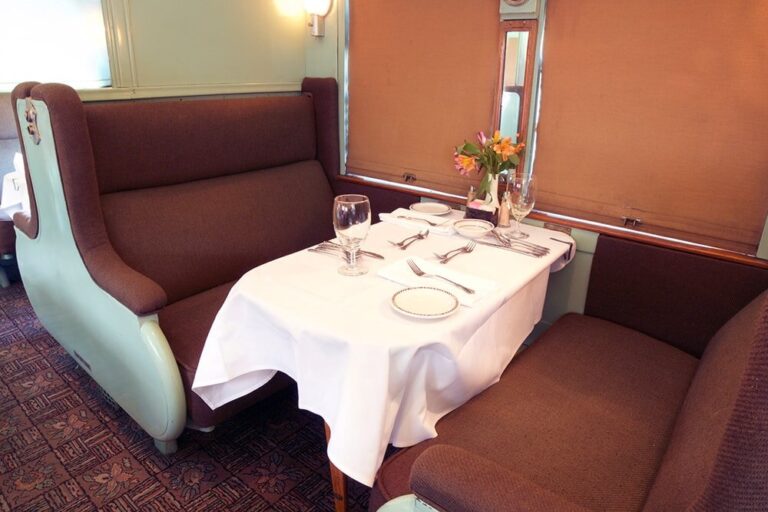 tvrail_new-year-s-eve-dinner-train-dinner-train-table-flowers Tvrail New Year S Eve Dinner Train Dinner Train Table Flowers