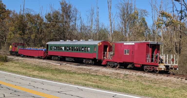zwsr_train-ride-train-red-green-caboose Zwsr Train Ride Train Red Green Caboose